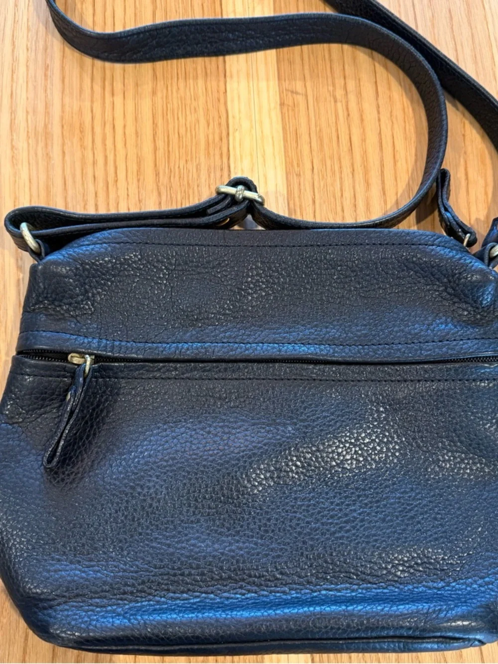 Liz Claiborne Black Pebbled Leather Crossbody Bag - Picture 3 of 6